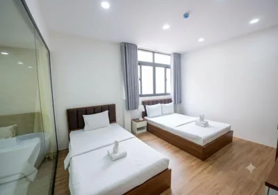 Suite con vista città e vasca da bagno — The Crown Airport Hotel