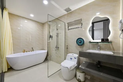 Camera Tripla con bagno — The Crown Airport Hotel